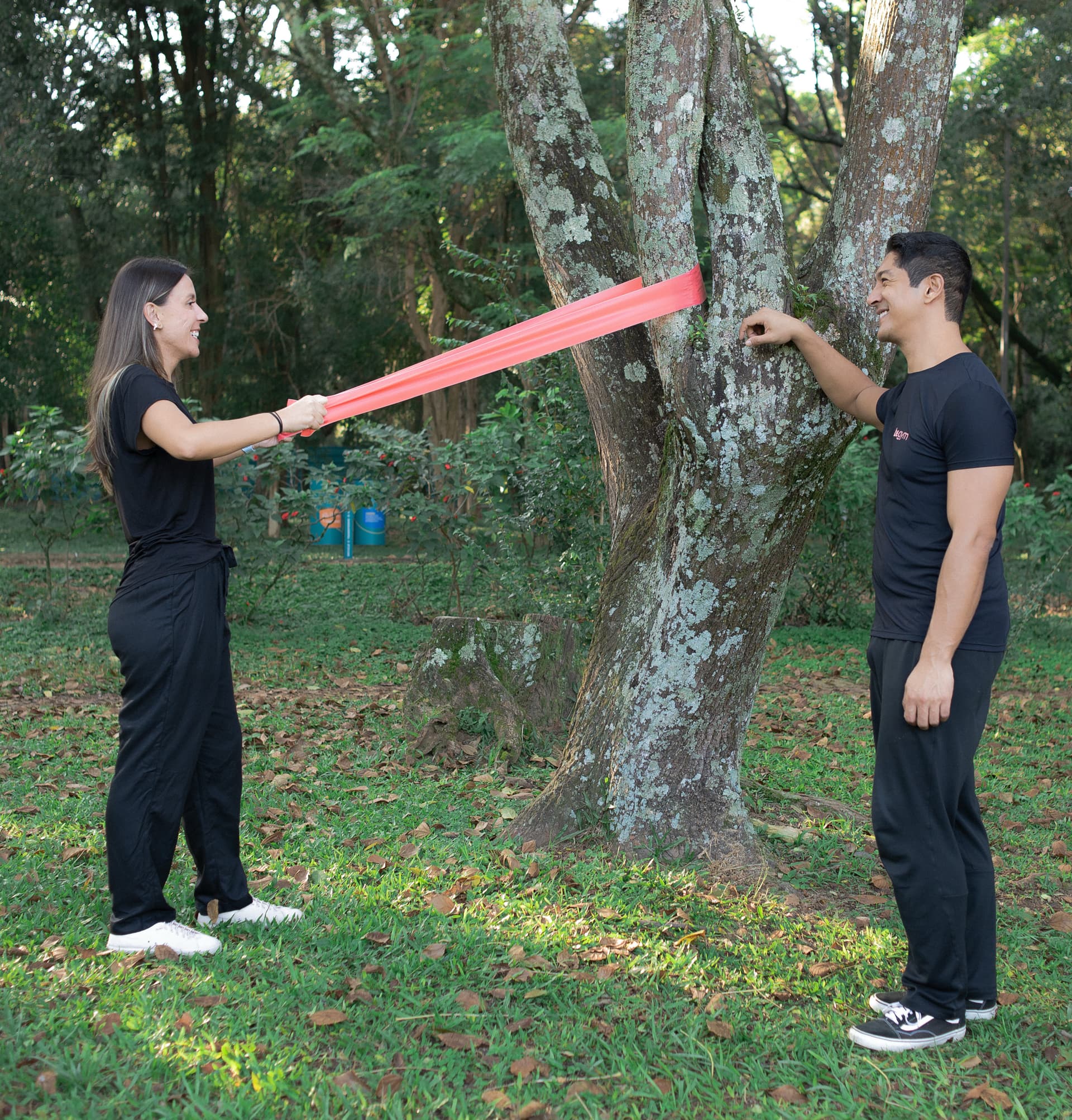 Mulher praticando alongamento em casa com acompanhamento personalizado Be Gym - coaching fitness online